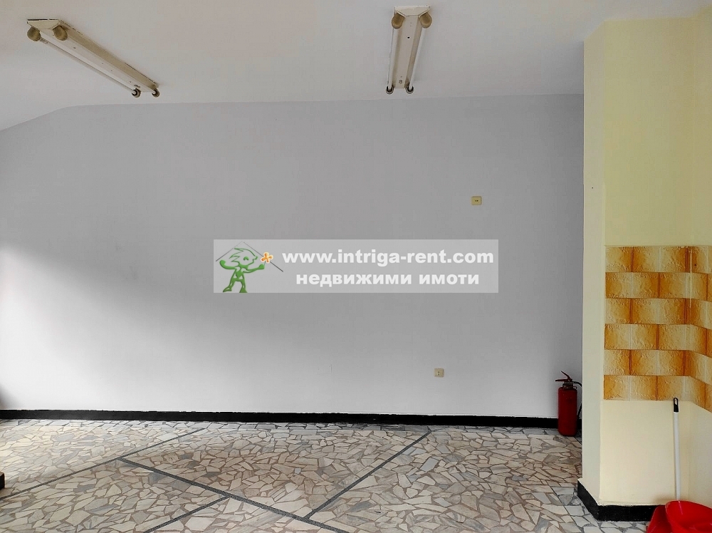 Commercial property for rent, comprising a retail store for industrial goods, located in a prime location in the Uchilishni district, city of Haskovo.