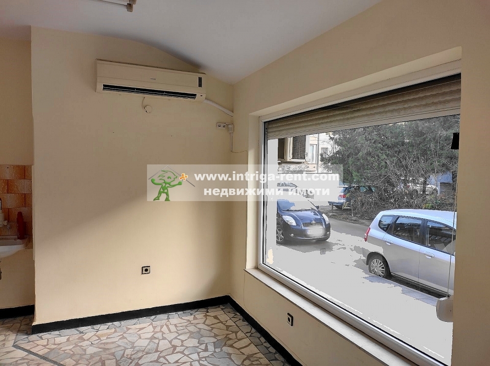 Commercial property for rent, comprising a retail store for industrial goods, located in a prime location in the Uchilishni district, city of Haskovo.