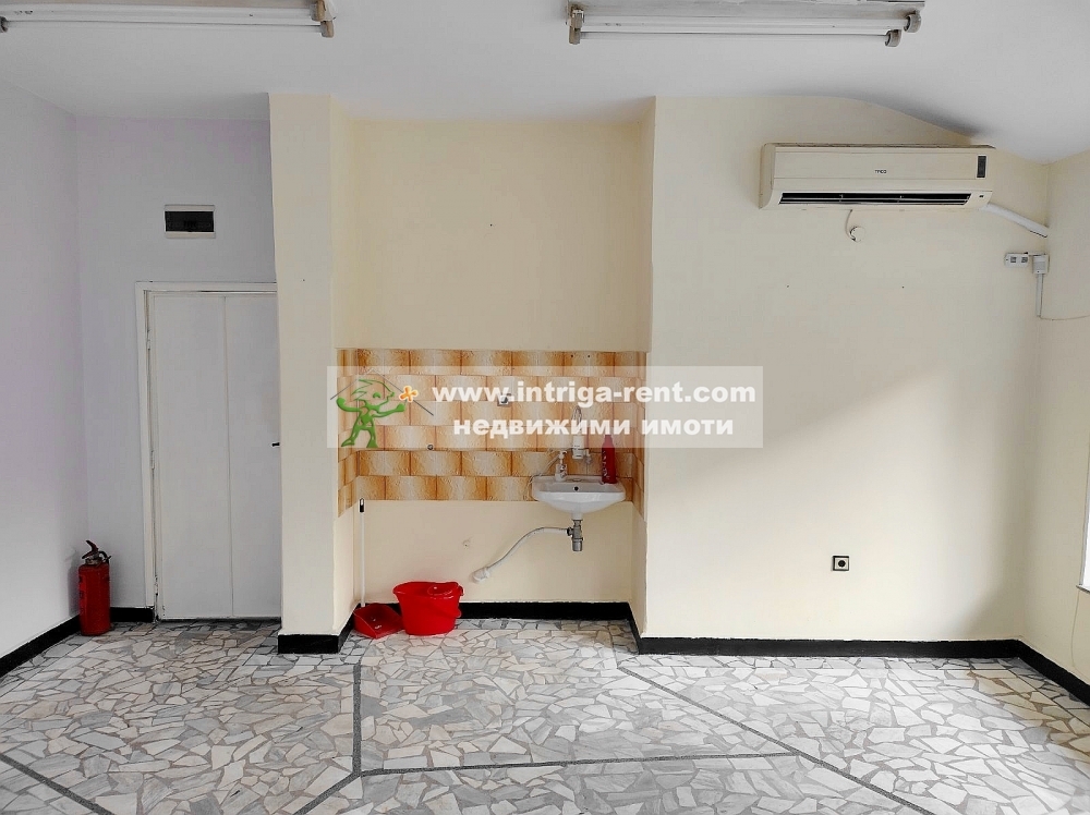 Commercial property for rent, comprising a retail store for industrial goods, located in a prime location in the Uchilishni district, city of Haskovo.