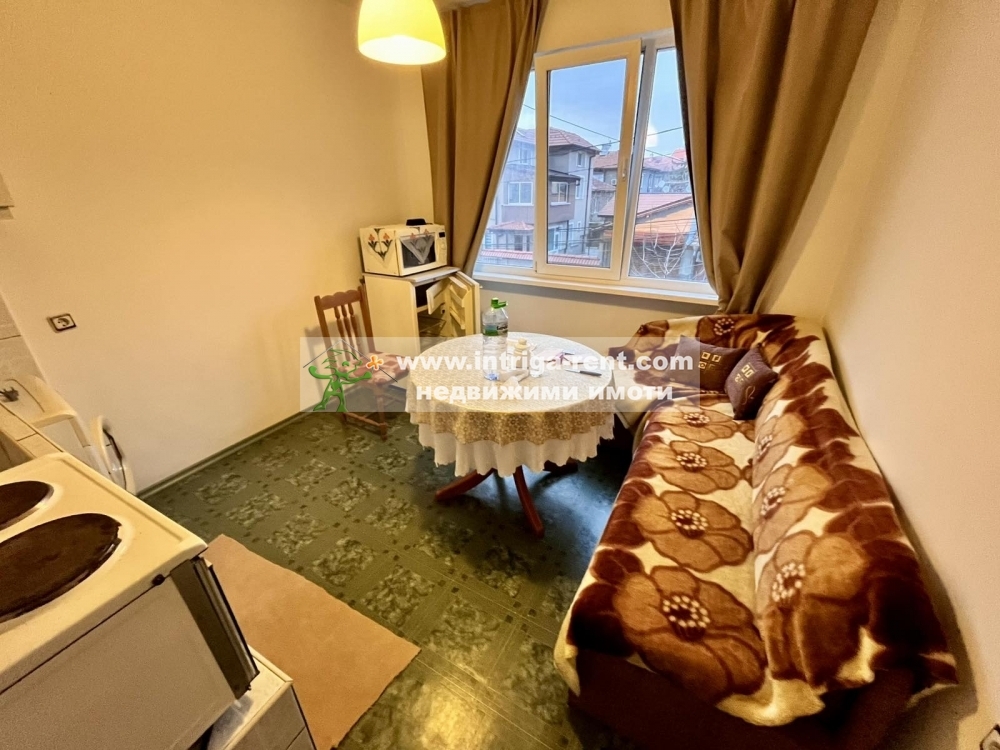 Studio apartment for rent - box-type (boxoniera), located in the Republika district of the city of Haskovo.