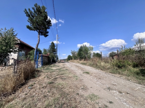 Exclusive!!! A rural property comprising a SINGLE-STOREY SOLID HOUSE, a SHED, together with the adjoining YARD - private property, located in the village of Dinevo, Haskovo municipality, Haskovo province.