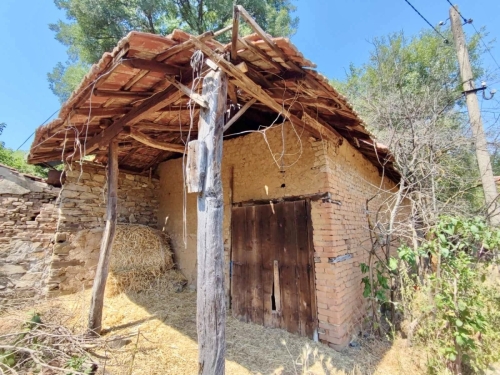 Exclusive!!! A rural property comprising a SINGLE-STOREY SOLID HOUSE, a SHED, together with the adjoining YARD - private property, located in the village of Dinevo, Haskovo municipality, Haskovo province.