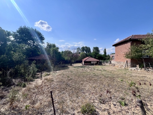 Exclusive!!! A rural property comprising a SINGLE-STOREY SOLID HOUSE, a SHED, together with the adjoining YARD - private property, located in the village of Dinevo, Haskovo municipality, Haskovo province.