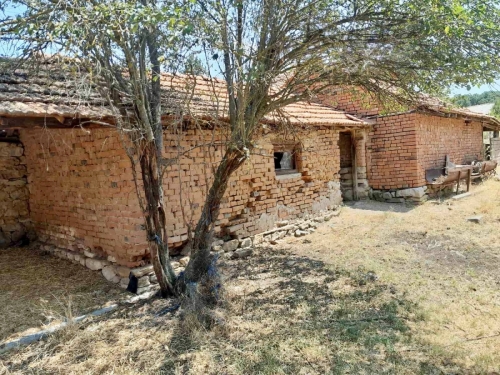 Exclusive!!! A rural property comprising a SINGLE-STOREY SOLID HOUSE, a SHED, together with the adjoining YARD - private property, located in the village of Dinevo, Haskovo municipality, Haskovo province.