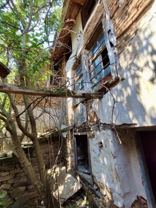 Exclusive!!! A rural property comprising a SINGLE-STOREY SOLID HOUSE, a SHED, together with the adjoining YARD - private property, located in the village of Dinevo, Haskovo municipality, Haskovo province.