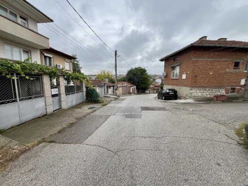 A detached monolithic garage located in the Lyuben Karavelov district of Haskovo.