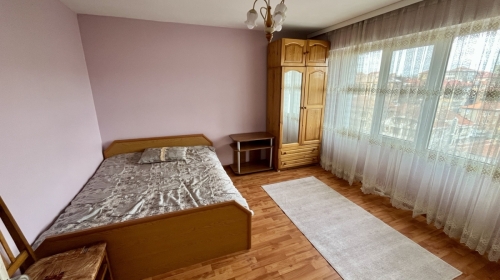 Уютен двустаен обзаведен апартамент под наем, разположен в квартал Тракийски на град Хасково.