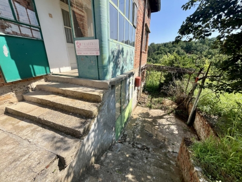 EXCLUSIVE! Solid-built house with a large yard and agricultural outbuildings for sale in the village of Dinevo, Haskovo region.