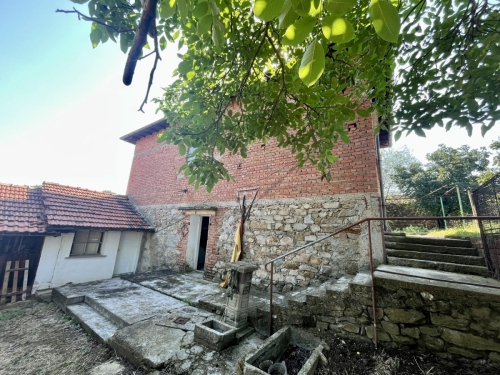 EXCLUSIVE! Solid-built house with a large yard and agricultural outbuildings for sale in the village of Dinevo, Haskovo region.
