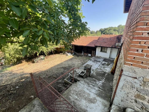 EXCLUSIVE! Solid-built house with a large yard and agricultural outbuildings for sale in the village of Dinevo, Haskovo region.