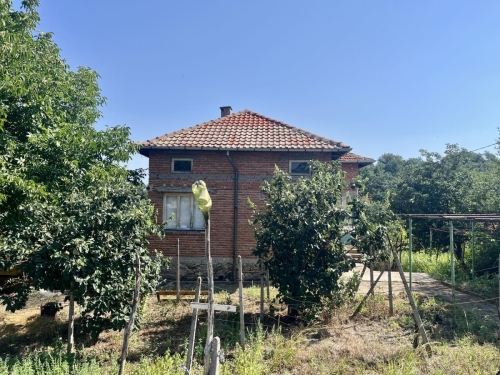EXCLUSIVE! Solid-built house with a large yard and agricultural outbuildings for sale in the village of Dinevo, Haskovo region.