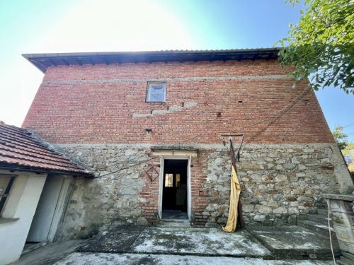 EXCLUSIVE! Solid-built house with a large yard and agricultural outbuildings for sale in the village of Dinevo, Haskovo region.