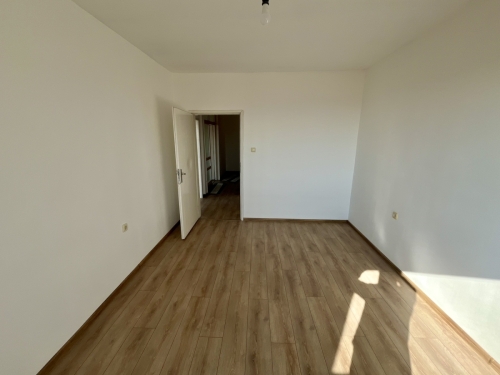 Generous space and abundant natural light – thanks to its three-way exposure!
