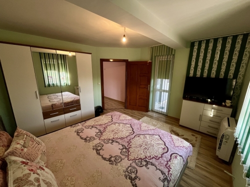 Independent Floor of a House with Two Garages, a Room Behind the Garage and a Yard – Fully Furnished and Ready to Move In!