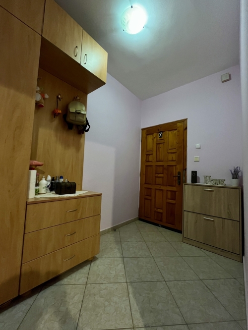 Independent Floor of a House with Two Garages, a Room Behind the Garage and a Yard – Fully Furnished and Ready to Move In!