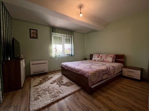 Independent Floor of a House with Two Garages, a Room Behind the Garage and a Yard – Fully Furnished and Ready to Move In!