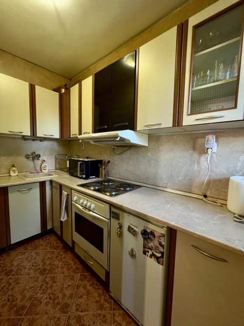 Independent Floor of a House with Two Garages, a Room Behind the Garage and a Yard – Fully Furnished and Ready to Move In!