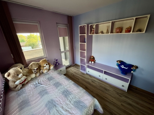 Independent Floor of a House with Two Garages, a Room Behind the Garage and a Yard – Fully Furnished and Ready to Move In!