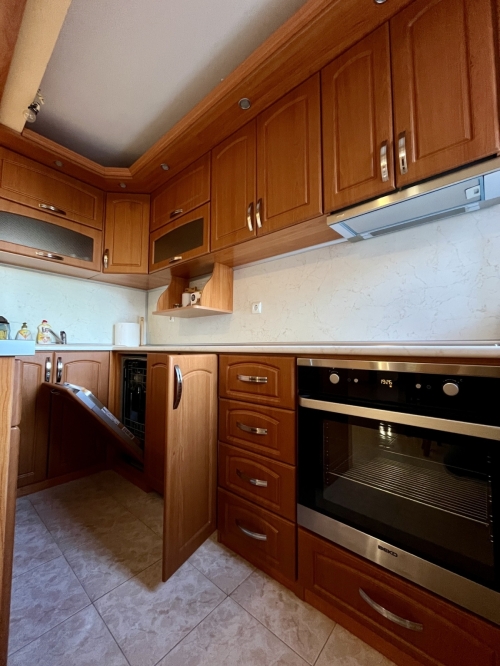 Independent Floor of a House with Two Garages, a Room Behind the Garage and a Yard – Fully Furnished and Ready to Move In!