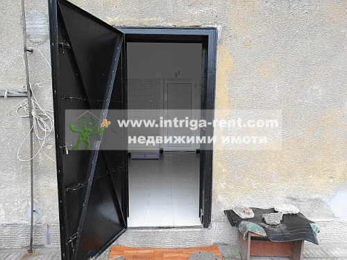 Торговое помещение в аренду, представляющее собой магазин промышленных товаров.