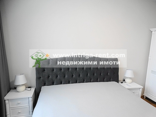 Современный роскошный дом !!! Двухкомнатная, новая, полностью меблированная монолитная квартира вместе с прилагающимся парковочным местом в аренду, расположенные в идеальном центре г. Хасково.