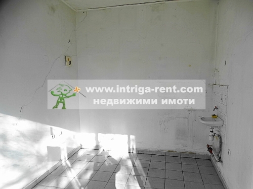 Shop for industrial goods for rent, located in the Orfey district – Vesprem complex in the city of Haskovo.  Russian: