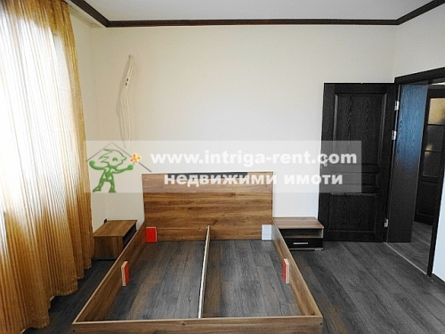 Многостаен монолитен апартамент под наем, представляващ самостоятелен етаж от ЖСК, дворно място и външно паркомясто, разположени в кв.Овчарски на гр.Хасково.