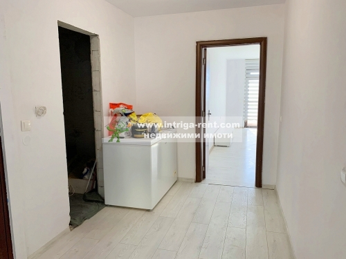 Трёхкомнатная монолитная квартира в аренду, расположенная в кв. Бадема г. Хасково.