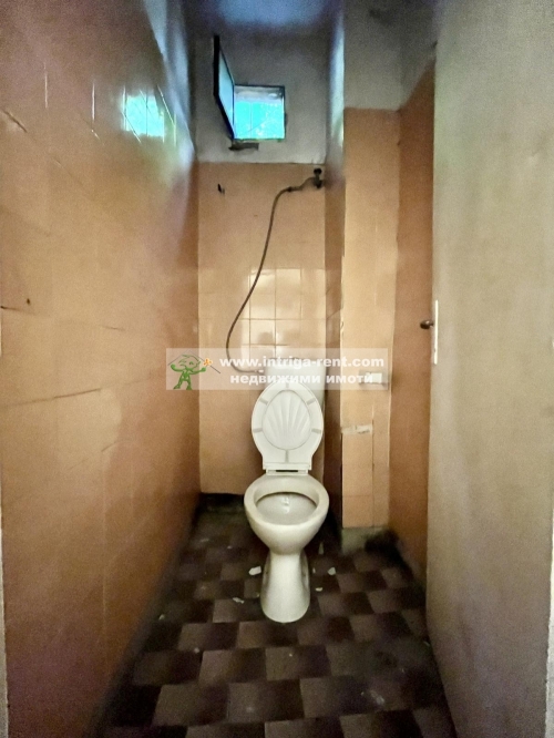 ДВЕ В ЕДНО !!! Къща, ведно с търговски обект и прилежащо дворно място, разположени в широк център на град Хасково.