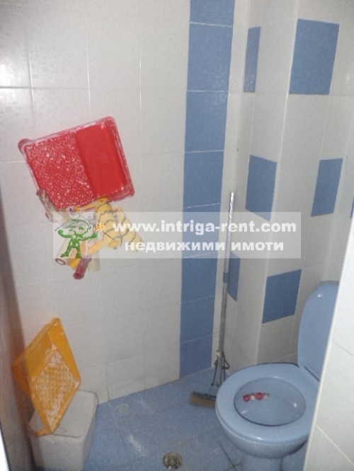 Торговое помещение - магазин промышленных/продовольственных товаров в аренду в кв. Младежки хълм, г. Хасково.
